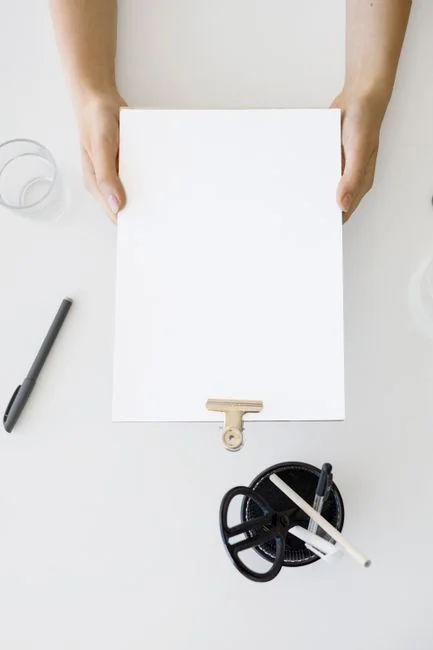 Vue du dessus d’un bureau de bureau moderne et élégant avec un ordinateur portable, une tablette et des accessoires.